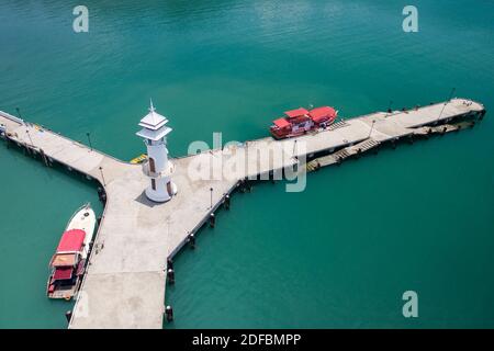 Luftaufnahme des Dorfes Bang Bao in Koh Chang Thailand In einer Bucht von Wasser Stockfoto