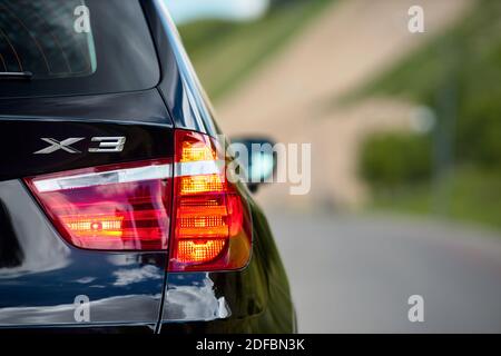 GRODNO, WEISSRUSSLAND - JUNI 2020: BMW X3 II F25 xDrive Schwarzes Auto rechts hinten Klarglas LED Rücklicht Blinker Rückfahrscheinwerfer und Notbeleuchtung Stockfoto