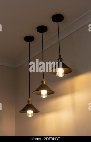 Drei Lampen mit klassischen Glühlampen mit warmem Licht Stockfoto