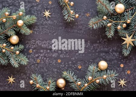 Grün golden Weihnachten Hintergrund. Weihnachten flach legen. Rahmen mit Tannenzweigen, goldenen Beeren und Kugeln. Stockfoto