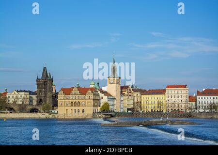 Die Karlsbrücke ist eine im 14. Jahrhundert errichtete, historisch bedeutsame Brücke über die Moldau in Prag, sterben sterben die Altstadt mit der Kleinseite verb Stockfoto