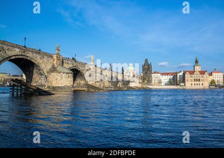 Die Karlsbrücke ist eine im 14. Jahrhundert errichtete, historisch bedeutsame Brücke über die Moldau in Prag, sterben sterben die Altstadt mit der Kleinseite verb Stockfoto