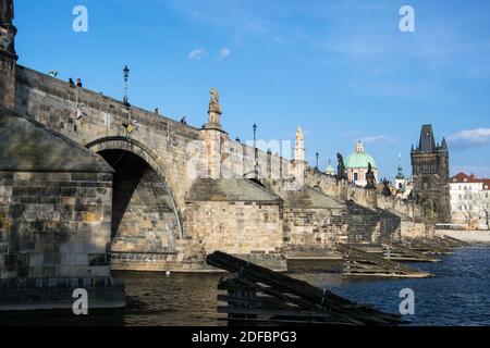 Die Karlsbrücke ist eine im 14. Jahrhundert errichtete, historisch bedeutsame Brücke über die Moldau in Prag, sterben sterben die Altstadt mit der Kleinseite verb Stockfoto