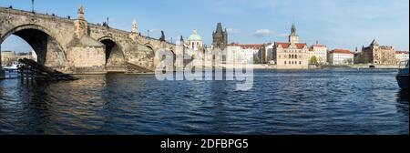 Die Karlsbrücke ist eine im 14. Jahrhundert errichtete, historisch bedeutsame Brücke über die Moldau in Prag, sterben sterben die Altstadt mit der Kleinseite verb Stockfoto