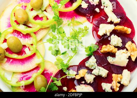 Gemüsesalat mit Rüben, Paprika, Käse und Nüssen. Gesunder Gemüsesalat Stockfoto