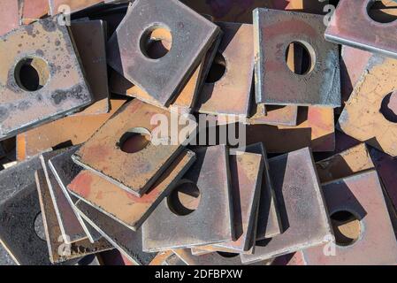 Quadratische Stahlknüppel mit rundem Loch nach dem Plasmaschneiden. Stockfoto