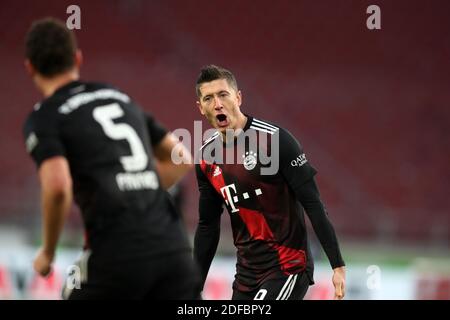 Robert Lewandowski FC Bayern München feiert, wie er die Punkte Tor 1:2 VfB Stuttgart - FC Bayern München Fussball Bundesliga Saison 2020 / 202 Stockfoto