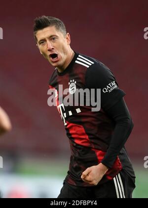 Robert Lewandowski FC Bayern München feiert, wie er die Punkte Tor 1:2 VfB Stuttgart - FC Bayern München Fussball Bundesliga Saison 2020 / 202 Stockfoto