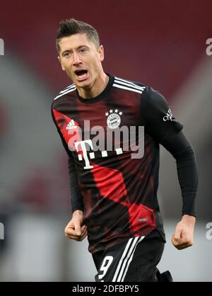 Robert Lewandowski FC Bayern München feiert, wie er die Punkte Tor 1:2 VfB Stuttgart - FC Bayern München Fussball Bundesliga Saison 2020 / 202 Stockfoto