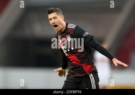 Robert Lewandowski FC Bayern München feiert, wie er die Punkte Tor 1:2 VfB Stuttgart - FC Bayern München Fussball Bundesliga Saison 2020 / 202 Stockfoto