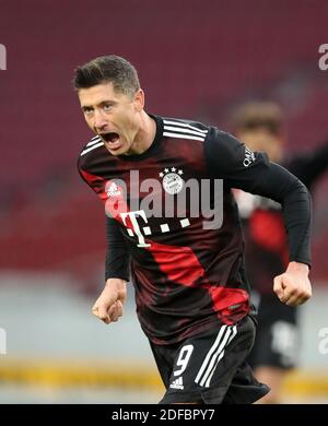 Robert Lewandowski FC Bayern München feiert, wie er die Punkte Tor 1:2 VfB Stuttgart - FC Bayern München Fussball Bundesliga Saison 2020 / 202 Stockfoto
