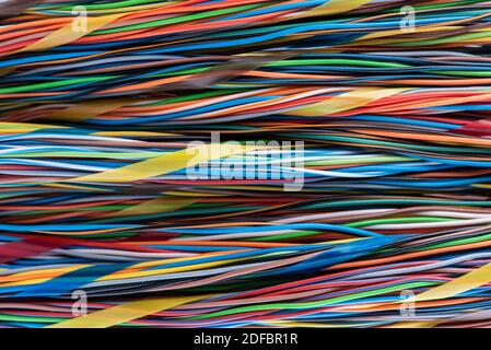Bunte elektrische Kabel und Kabel, die in Kommunikations-Internet-Kabelnetzen und Computersystemen verwendet werden, abstrakter technischer Hintergrund Stockfoto