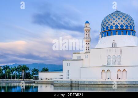 Kota Kinabalu City Mosque, bekannt als Masjid Bandaraya Kota Kinabalu in Sabah, Malaysia. Stockfoto