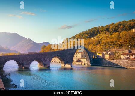 Brücke des Teufels oder Ponte della Maddalena historisches Wahrzeichen in der Garfagnana im Herbst. Serchio. Borgo a Mozzano, Lucca. Toskana, Italien. Stockfoto