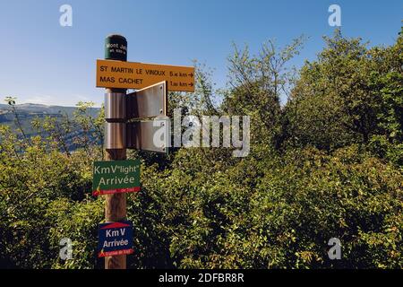 Touristenschild auf dem Berg Mont Jalla Stockfoto