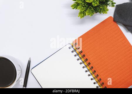 Ansicht des Notebooks von oben auf dem weißen Schreibtisch. Stockfoto