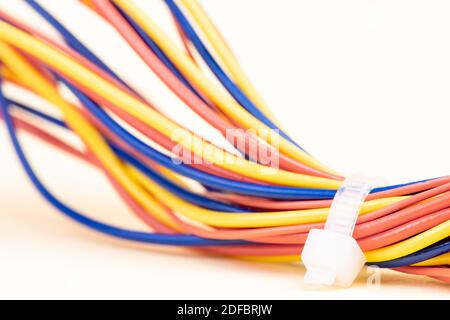 Buntes Netzkabel mit Kabelbindern in Nahaufnahme Stockfoto