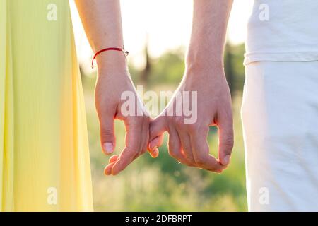 Männer- und Frauenhände von Liebhabern, zwei Männer halten sanft die Hände. Liebe für immer, Berührung und Romantik Stockfoto