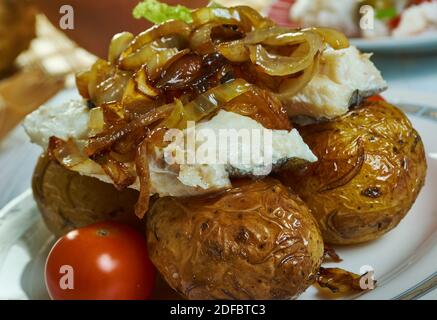 Bacalhau a lagareiro - Portugiesischer gegrillter, gesalzener Kabeljaufisch Stockfoto