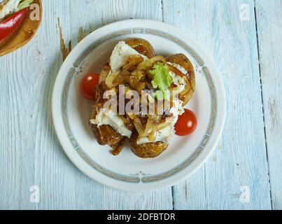 Bacalhau a lagareiro - Portugiesischer gegrillter, gesalzener Kabeljaufisch Stockfoto