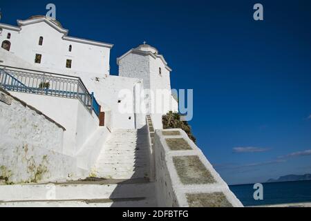 Die berühmteste Kirche der Insel, Panagitsa von Pyrgos, liegt am Rande des Hafens von Skopelos, auf einem Felsen sitzend. Es ist wunderschön Stockfoto