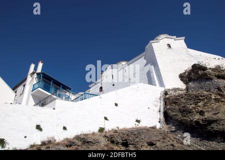 Die berühmteste Kirche der Insel, Panagitsa von Pyrgos, liegt am Rande des Hafens von Skopelos, auf einem Felsen sitzend. Es ist wunderschön Stockfoto