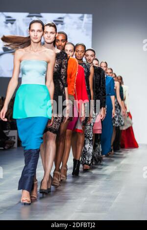 Models, die die Landebahn entlang gehen, Models auf dem Laufsteg bei der London Fashion Weekend Show, 2014 Stockfoto