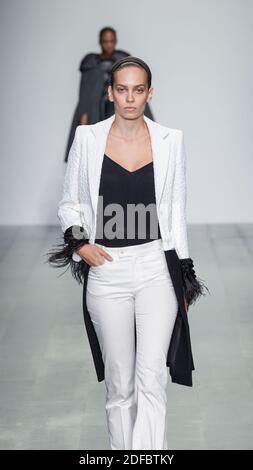 Model Walking down Runway, Models on Catwalk bei London Fashion Weekend Show, 2014 Stockfoto