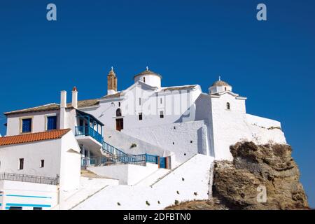 Die berühmteste Kirche der Insel, Panagitsa von Pyrgos, liegt am Rande des Hafens von Skopelos, auf einem Felsen sitzend. Es ist wunderschön Stockfoto