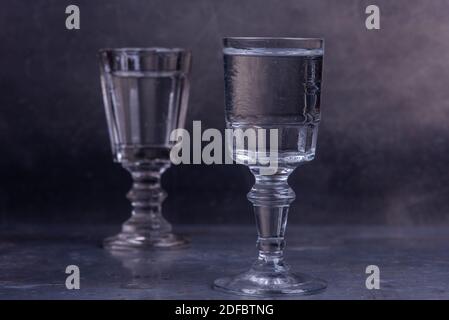 Zwei Schüsse gefrorenen Wodkas in alten Gläsern Stockfoto