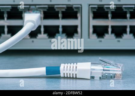 Netzwerk-Switch und UTP-Ethernet-Kabel Stockfoto