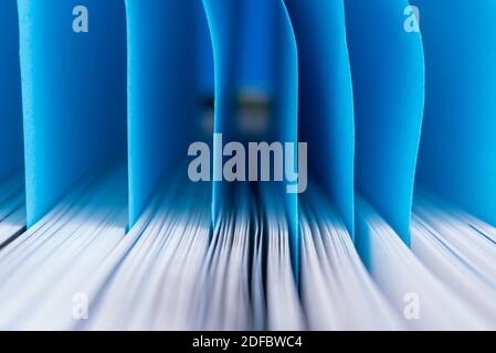 Makro von geöffneten Buchseiten mit Lesezeichen Stockfoto