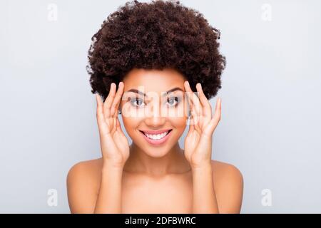 Nahaufnahme Porträt von ihr sie schön attraktiv fröhlich froh wellig-haired Mädchen berühren Stirn Laser Peeling rein klar seidigen Glanz Haut isoliert Stockfoto