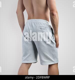 Vorlage von weißen Shorts auf einem jungen Mann auf einem isolierten Hintergrund für die Werbung in einem Online-Shop, Vorderansicht. Modell der Herrenbekleidung für Design Stockfoto