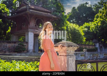 Frau Tourist im Tempel der Literatur in Hanoi in Südostasien, Vietnam. Konfuzius-Tempel in vietnamesischer Hauptstadt. Vietnam wird danach wieder eröffnet Stockfoto