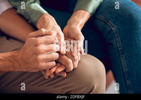 Nahaufnahme des Mannes und Frauen Hände Stockfoto