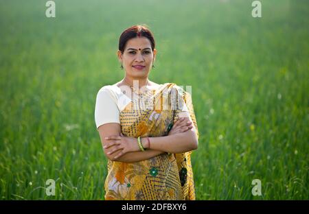 Lächelnd indische Frau Bauernhof Besitzer im landwirtschaftlichen Bereich stehen Stockfoto