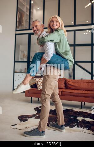 Reifes Paar verbringt Zeit zusammen und Spaß Stockfoto