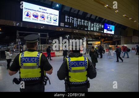 Glasgow, Schottland, Großbritannien. Dezember 2020. Im Bild: Glasgow Queen Street Station, zeigt weniger Passagiere, weil ScotRail einige Dienste wegen des nächtlichen Schnees annullierte. Obwohl es in Glasgow keinen Schnee gibt, haben weniger Bahnverbindungen die Auswirkungen von Menschen, die in die Stadt kommen, beeinflusst. Quelle: Colin Fisher/Alamy Live News Stockfoto