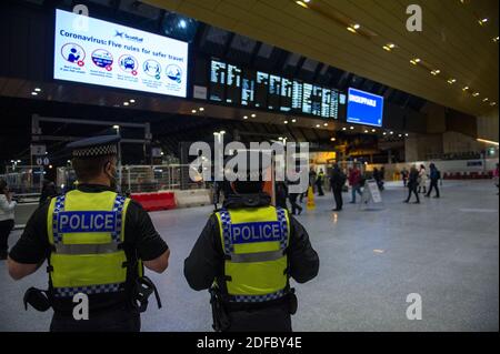 Glasgow, Schottland, Großbritannien. Dezember 2020. Im Bild: Glasgow Queen Street Station, zeigt weniger Passagiere, weil ScotRail einige Dienste wegen des nächtlichen Schnees annullierte. Obwohl es in Glasgow keinen Schnee gibt, haben weniger Bahnverbindungen die Auswirkungen von Menschen, die in die Stadt kommen, beeinflusst. Quelle: Colin Fisher/Alamy Live News Stockfoto