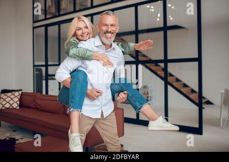 Mann und Frau verbringen Wochenende zu Hause und fühlen sich energiegeladen Stockfoto