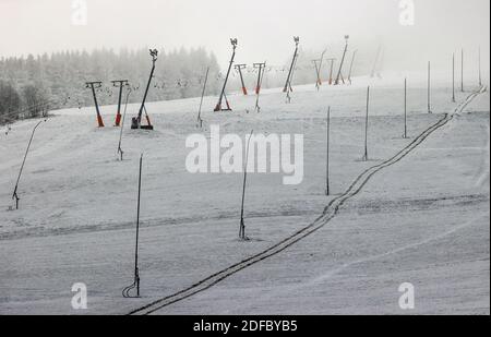 Oberwiesenthal, Deutschland. Dezember 2020. Die leere Skipiste am Fichtelberg. In keinem anderen Bundesland breitet sich die Coronapandemie derzeit so schnell aus wie in Sachsen. Daher sind jetzt strengere Maßnahmen in Kraft, einschließlich Ausstiegsbeschränkungen. Alle Weihnachtsmärkte und Bergparaden sind abgesagt. Quelle: Jan Woitas/dpa-Zentralbild/ZB/dpa/Alamy Live News Stockfoto