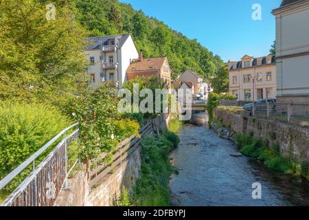 Fluss Kirnitzsch im Stadtzentrum von Bad Schandau, Sächsische Schweiz, Sachsen, Deutschland Stockfoto