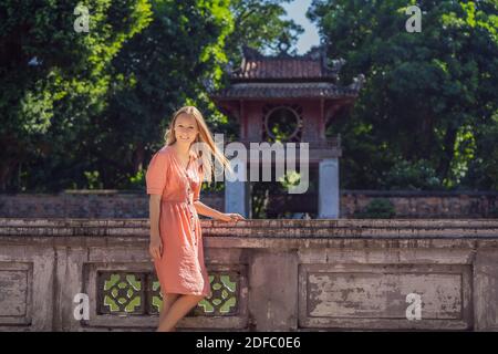 Frau Tourist im Tempel der Literatur in Hanoi in Südostasien, Vietnam. Konfuzius-Tempel in vietnamesischer Hauptstadt. Vietnam wird danach wieder eröffnet Stockfoto