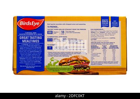 Informationen auf der Rückseite des Pakets von Birds Eye Original Beef Viertel Pfünder mit Zwiebel isoliert auf weißem Hintergrund - BirdsEye Beefburgers Stockfoto