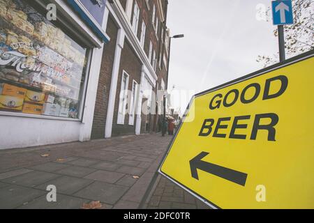 Ein Schild "Good Beer" auf der Streatham High Road am 13. November 2020 in London im Vereinigten Königreich. Foto von Sam Mellish Stockfoto