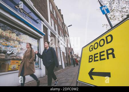 Ein Schild "Good Beer" auf der Streatham High Road am 13. November 2020 in London im Vereinigten Königreich. Foto von Sam Mellish Stockfoto