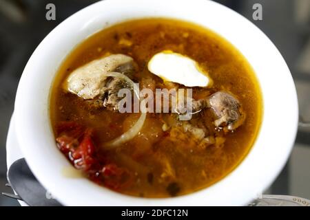 Schüssel mit armenischer Bozbash-Suppe im Restaurant Stockfoto