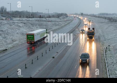 Hardwick Cambridgeshire, Großbritannien. Dezember 2020. Auf der A428 vor den Toren Cambridge gab es heute Morgen schlechte Fahrbedingungen für die Fahrer, da eine Mischung aus Regen, Schneeregen und dem ersten Schnee des Winters den Osten Englands beeinflusste. Das Winterwetter wird sich in ganz Großbritannien fortsetzen. Kredit: Julian Eales/Alamy Live Nachrichten Stockfoto