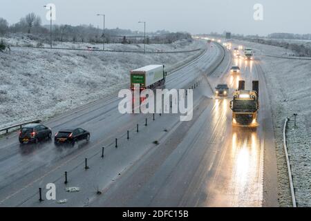 Hardwick Cambridgeshire, Großbritannien. Dezember 2020. Auf der A428 vor den Toren Cambridge gab es heute Morgen schlechte Fahrbedingungen für die Fahrer, da eine Mischung aus Regen, Schneeregen und dem ersten Schnee des Winters den Osten Englands beeinflusste. Das Winterwetter wird sich in ganz Großbritannien fortsetzen. Kredit: Julian Eales/Alamy Live Nachrichten Stockfoto